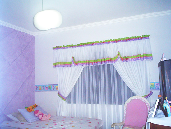 Cortinas blancas en la ventana en la pequeña economía infantil dormitorio  de estilo con telas de color malva papel tapiz Fotografía de stock - Alamy